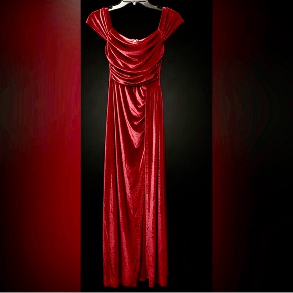 Dresses & Skirts - 🌹 NWOT Elegant Burgundy Velvet Formal Gown